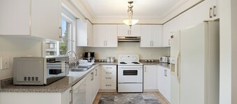 Entire Spacious 5BR Home  6 Beds, 3.5BA, Wi-Fi, 6 TVs, Parking & BBQ