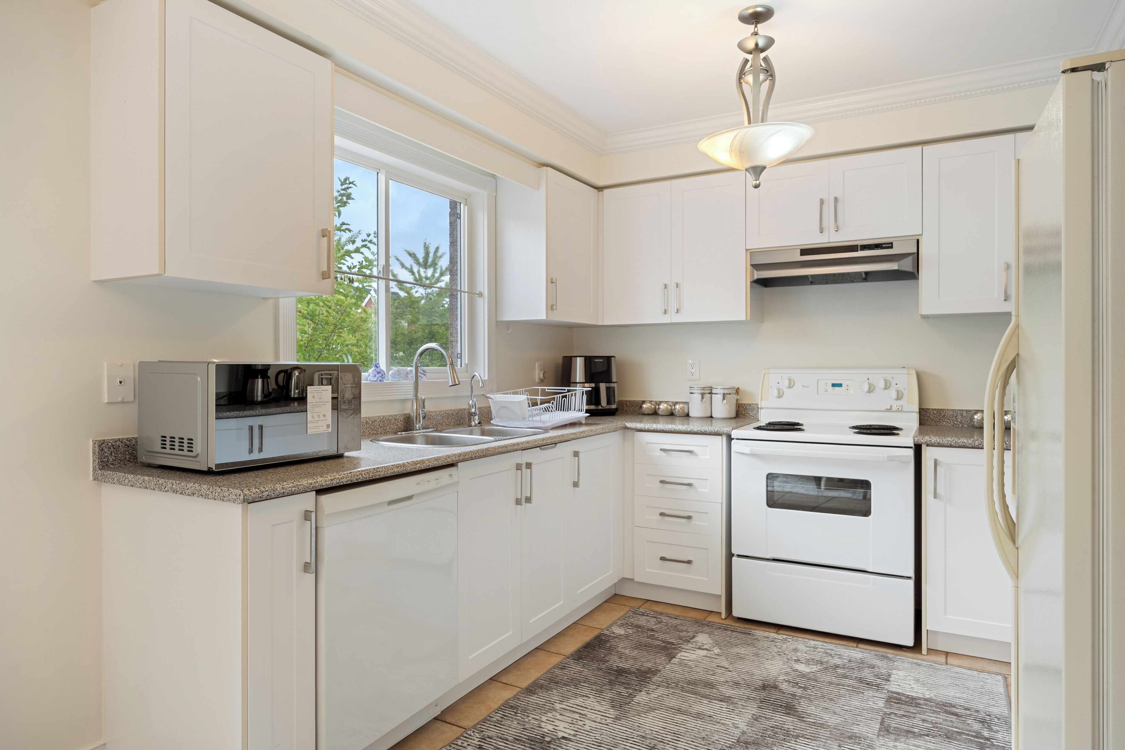 Mikrobølgeovn, ovn, kokeplater og oppvaskmaskin