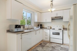 Microwave, oven, stovetop, dishwasher - Entire Spacious 5BR Home 6 Beds, 3.5BA, Wi-Fi, 6 TVs, Parking & BBQ (Richmond Hill, ON)