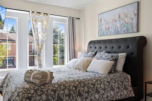 5 bedrooms, iron/ironing board, travel crib, WiFi - Entire Spacious 5BR Home 6 Beds, 3.5BA, Wi-Fi, 6 TVs, Parking & BBQ (Richmond Hill, ON)