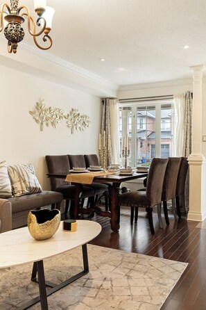 Dining - Entire Spacious 5BR Home 6 Beds, 3.5BA, Wi-Fi, 6 TVs, Parking & BBQ (Richmond Hill, ON)