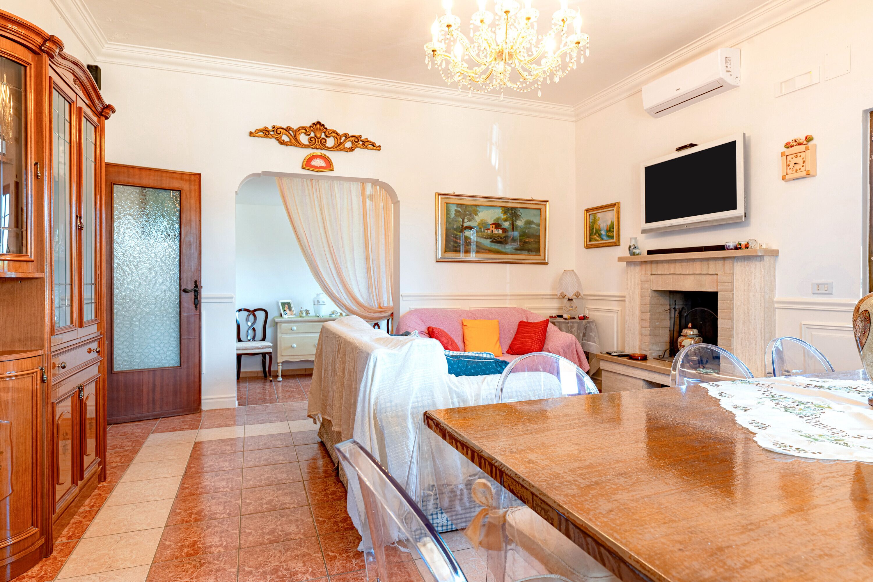 Televisie, een open haard en een tafeltennistafel