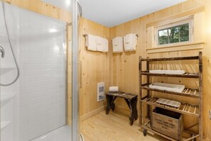 Dusche, Haartrockner, Handtücher