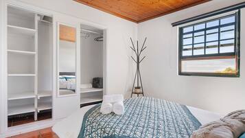 1 dormitorio, tabla de planchar con plancha, wifi y ropa de cama