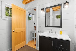 Een douche, een haardroger, handdoeken