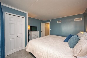2 bedrooms, free WiFi, bed sheets - Will O' The Wisp: 509G Two Bedroom/One Bath (Oakland)