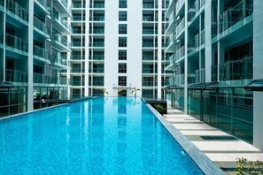 Outdoor pool - Luxurious Penhouse Cross City of Dreams OKADA SOLAIRE MOA (Paranaque)