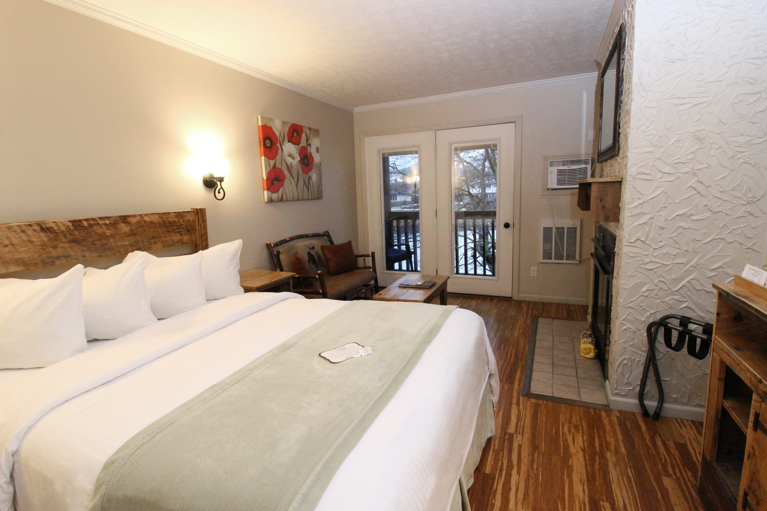 Habitación individual Deluxe, vista al lago | Ropa de cama hipoalergénica, edredón y decoración personalizada 