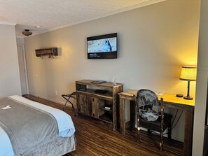 Comfort Single Room, Lake View | Hypo-allergenic bedding, down duvets, individually decorated - LakeFront Lodge (Mc Henry)