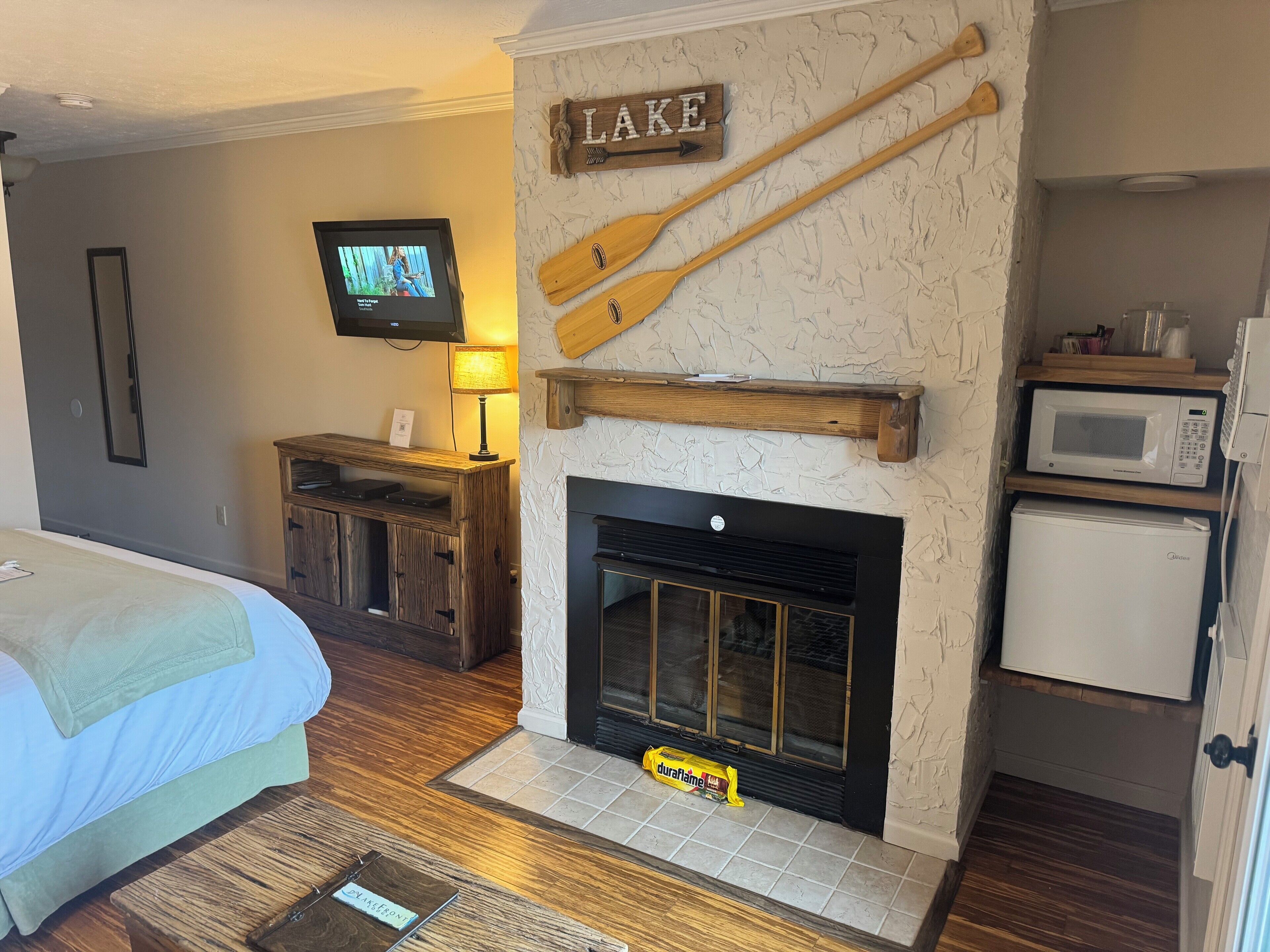 Deluxe Single Room, Lake View | Hypo-allergenic bedding, down duvets, individually decorated