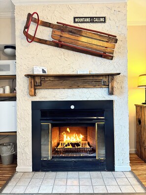 Deluxe Single Room, Lake View | Hypo-allergenic bedding, down duvets, individually decorated - LakeFront Lodge (Mc Henry)