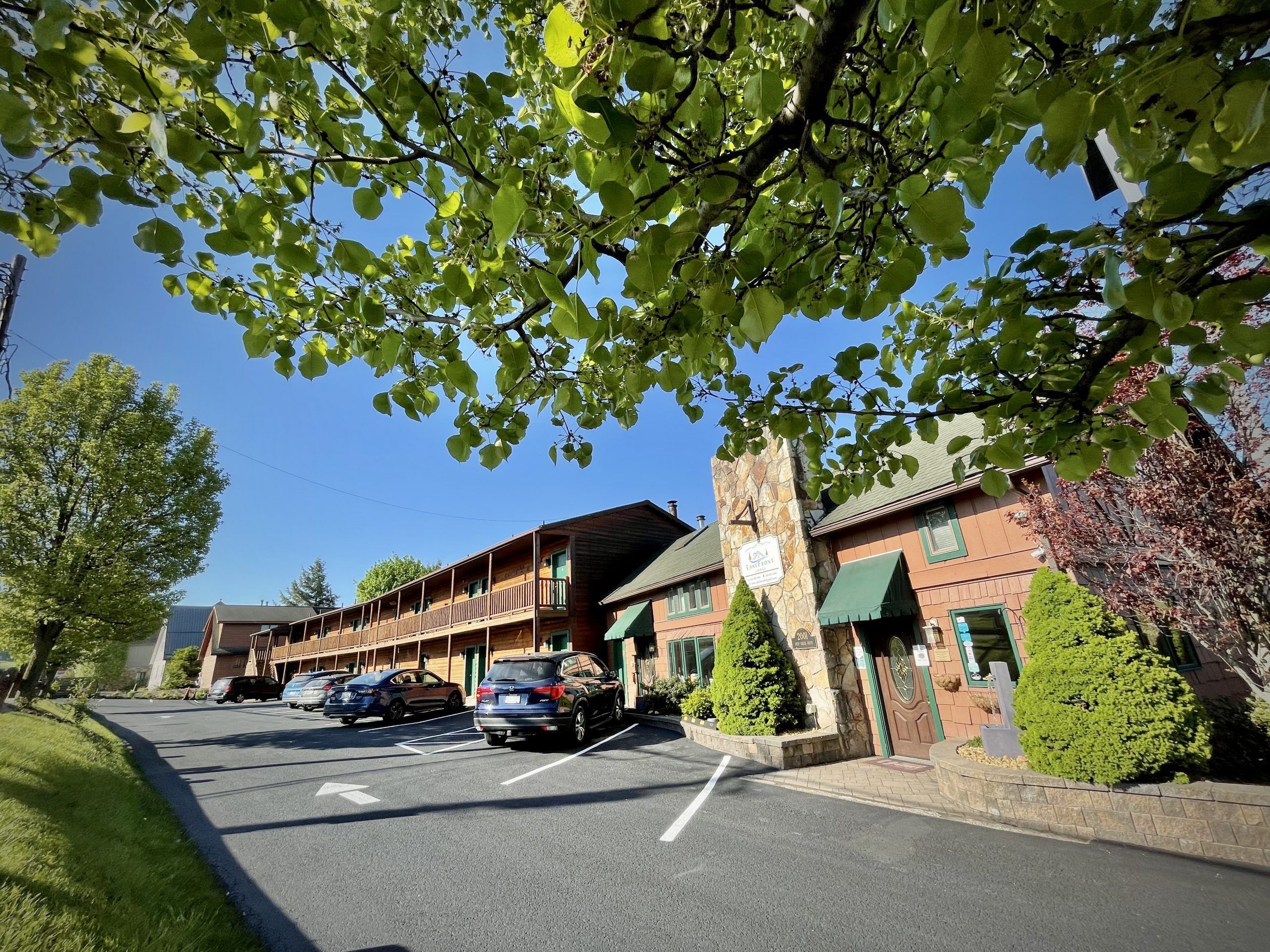 Vista frontal de la propiedad