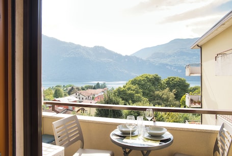 Outdoor dining. Casa Lago Verde - Two Bedroom Apartment, Sleeps 5