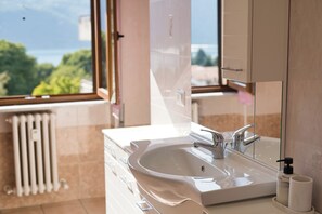Asciugacapelli, bidet, asciugamani
