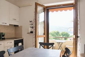 Frigorifero, forno, piano cottura, macchina per tè/caffè