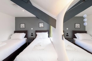 3 habitaciones, tabla de planchar con plancha, wifi y ropa de cama