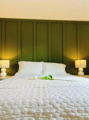 3 bedrooms, iron/ironing board, Internet, bed sheets - Coastal 3-BR updated house: 5 BLOCKS to the beach, yard, Free Parking (Jacksonville Beach)