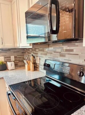 Microwave, oven, stovetop, dishwasher - Coastal 3-BR updated house: 5 BLOCKS to the beach, yard, Free Parking (Jacksonville Beach)