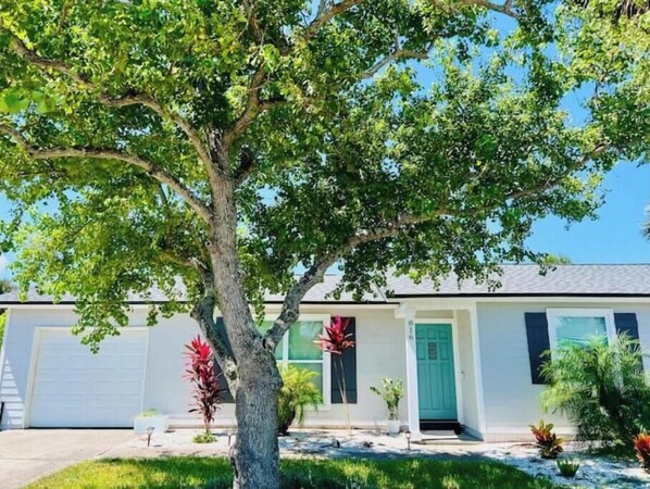 Exterior - Coastal 3-BR updated house: 5 BLOCKS to the beach, yard, Free Parking (Jacksonville Beach)