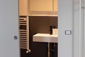 Shower, jetted bath, hair dryer, bidet