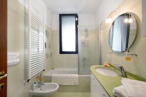 Regadera, secadora de cabello, toallas, papel de baño 