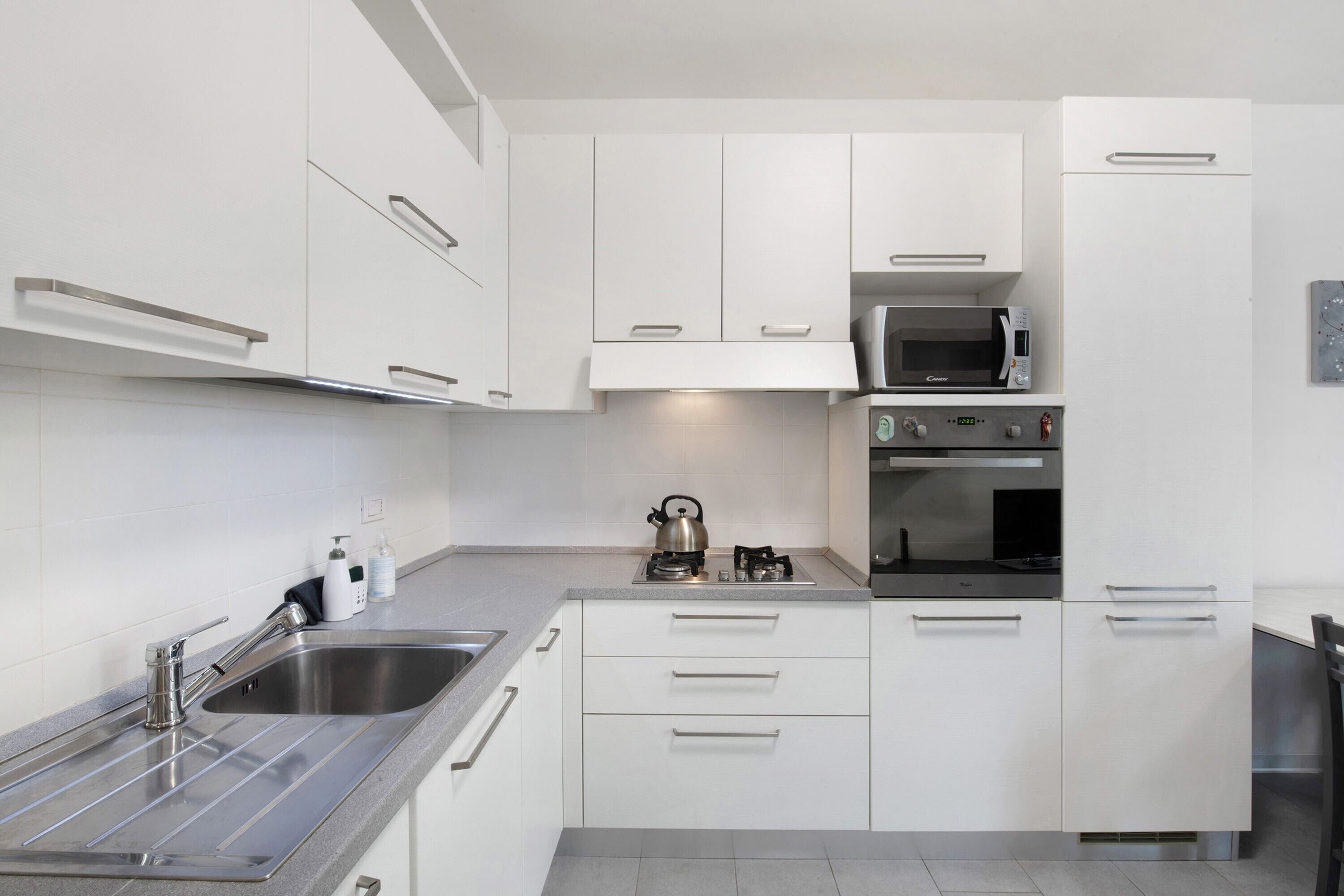 Frigorifero, microonde, forno, piano cottura