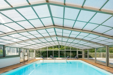 Pool. Chalet 'Ortalon - Hasparren' with Shared Pool, Wi-Fi, and Air Conditioning