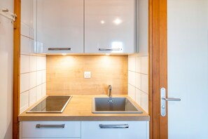 Frigorífico, microondas, horno y placa de cocina