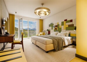 مكتب ومساحة عمل للكمبيوتر المحمول ومكواة/لوح كي وواي فاي مجانًا