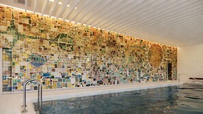 من حمّامات السباحة المغطاة، حمّام سباحة خارجي، مقاعد للتشمس