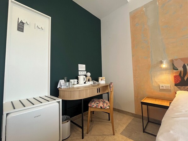 Chambre Simple Classique, vue cour intérieure | Bureau, espace de travail pour ordinateur portable