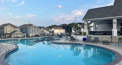 Downtime-Time to relax in this BRAND NEW Oxford Cottage off of Sisk Avenue!