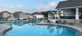 Downtime-Time to relax in this BRAND NEW Oxford Cottage off of Sisk Avenue!