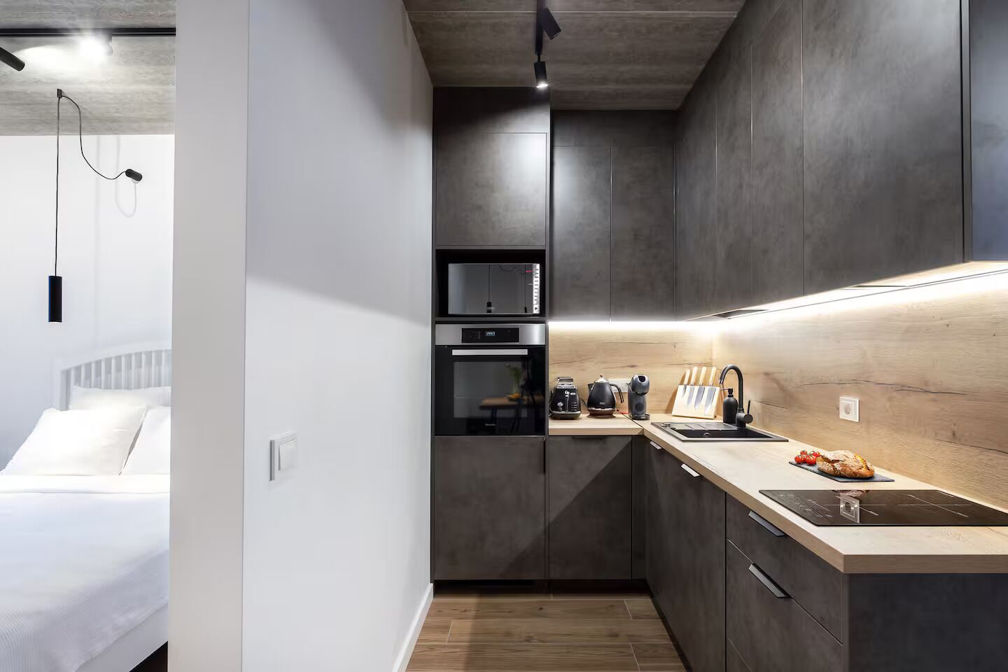 Microondas, horno, placa de cocina y lavavajillas