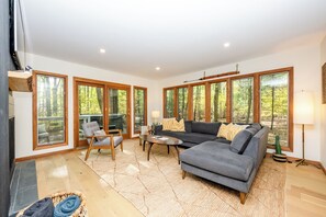 Télévision, cheminée