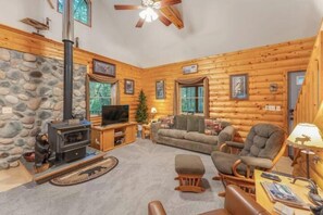 Smart TV, fireplace, video games, DVD player - Pet-Friendly Woodland Retreat • Near Lakes & ATV (Hancock)