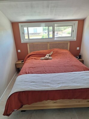 4 bedrooms, iron/ironing board, travel cot, free WiFi