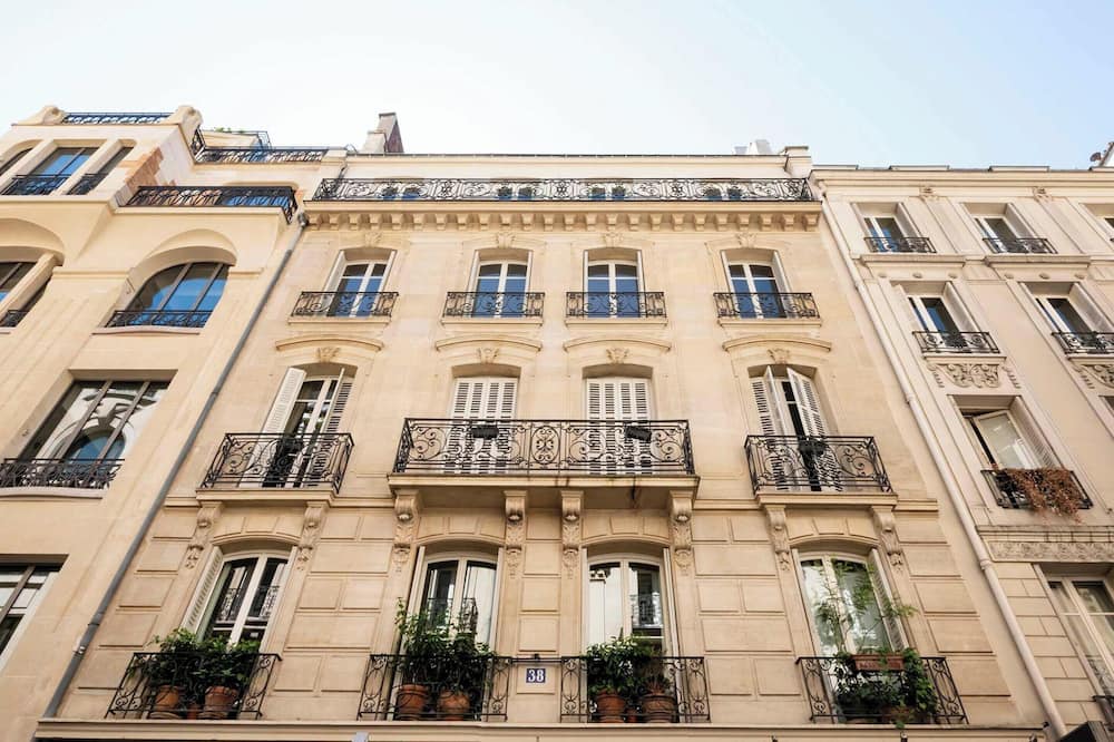 Superb AC- 1bdr Ave Montaigne - Arc de Triomphe by Studio Prestige