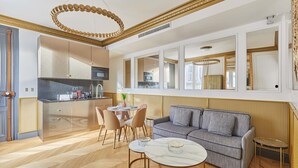 Una cocina moderna con comedor, sofá y una pequeña mesa.