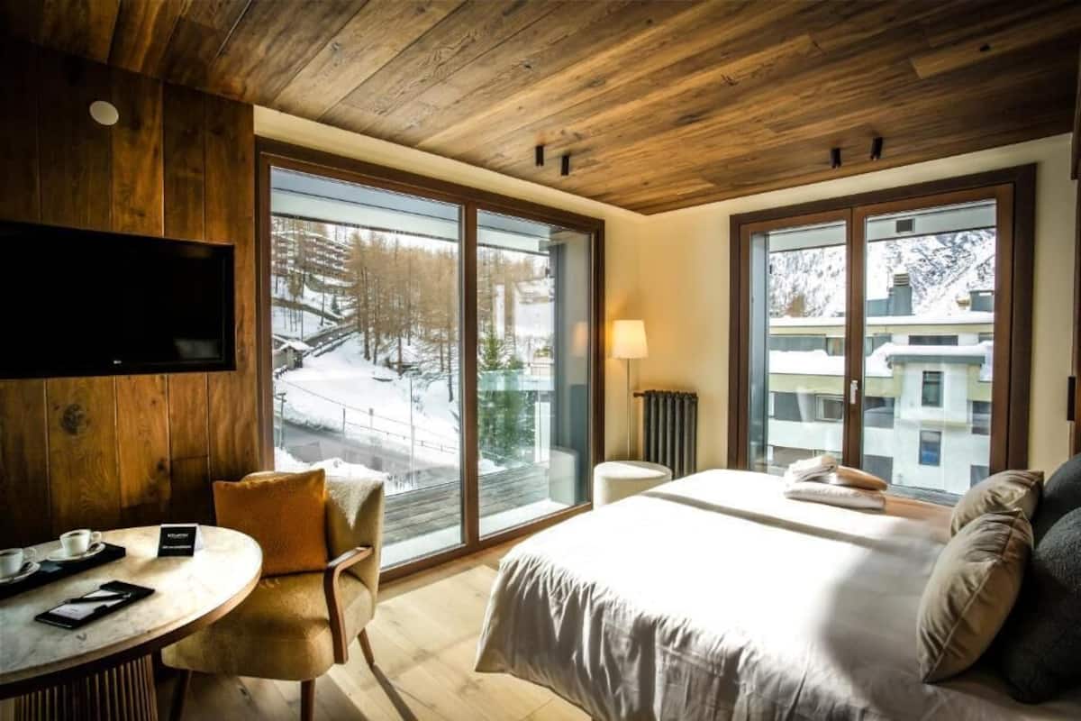 Superior tweepersoonskamer, terras, uitzicht op bergen | Een kluis op de kamer, geluiddichte muren, gratis wifi, beddengoed