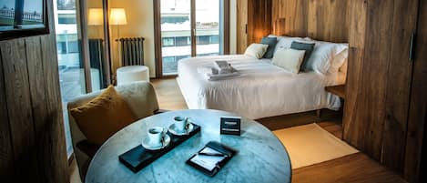 In-room safe, soundproofing, free WiFi, bed sheets