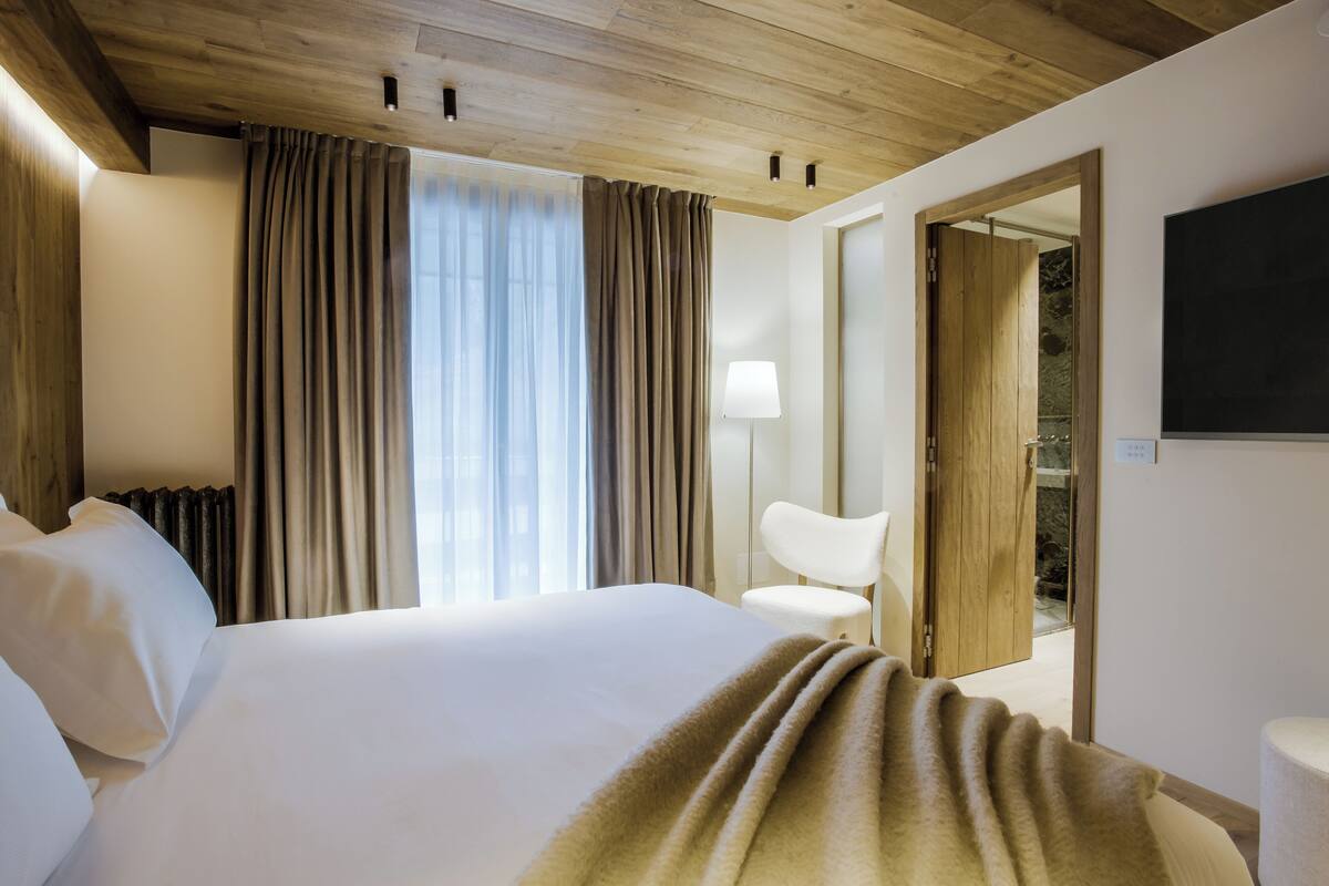Classic Double Room | In-room safe, soundproofing, free WiFi, bed sheets