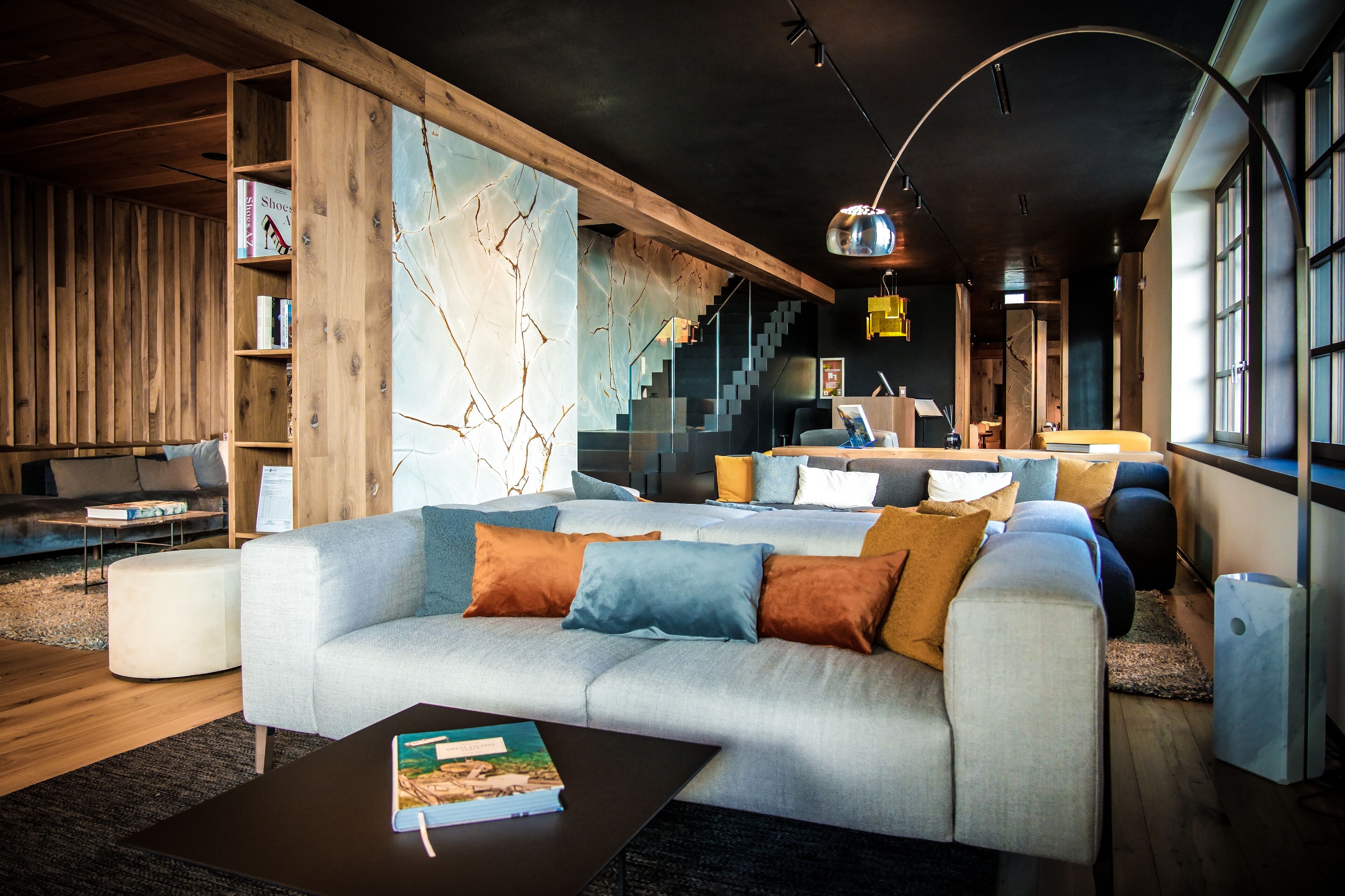 Un salon moderne avec un canapé, une table basse et des étagères.