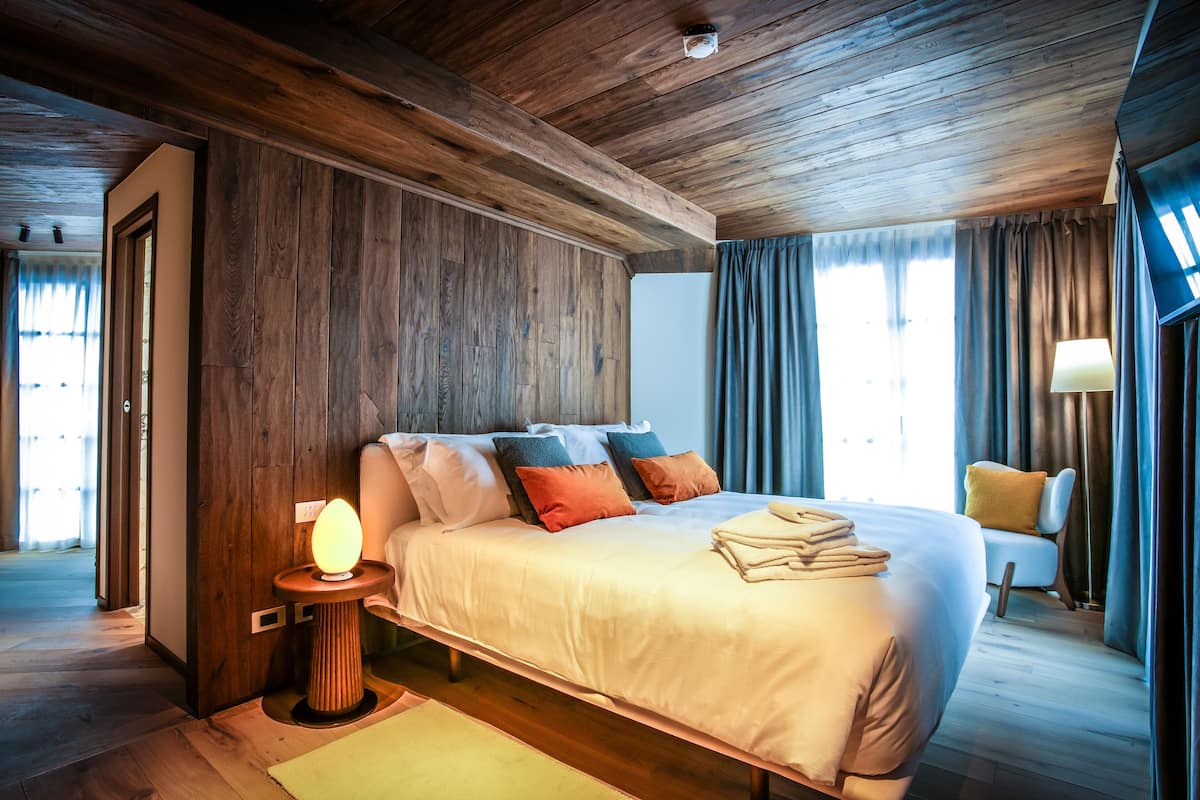 In-room safe, soundproofing, free WiFi, bed sheets