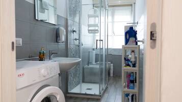 Asciugacapelli, bidet, asciugamani, sapone
