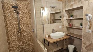 Dusche, umweltfreundliche Kosmetikartikel, Haartrockner, Bidet