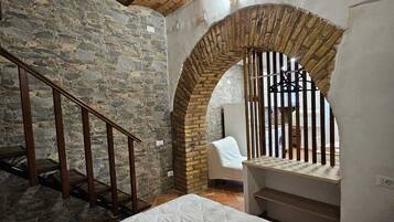 1 camera, una scrivania, ferro/asse da stiro, culla da viaggio