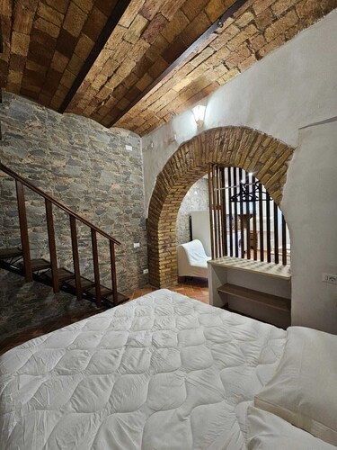 Romantic House: the Lake Refuge (complete lakefront apartment)4bed+WC