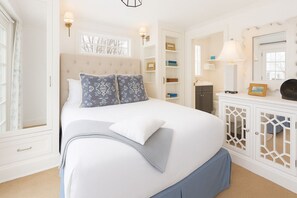 2 bedrooms, in-room safe, desk, free WiFi - Watch Hill Luxury by the Sea, Iconic 1852 School House, Beside Ocean House Hotel (Westerly)