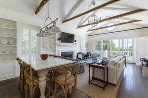 Smart-TV, Kamin, Musikbibliothek, Stereoanlage